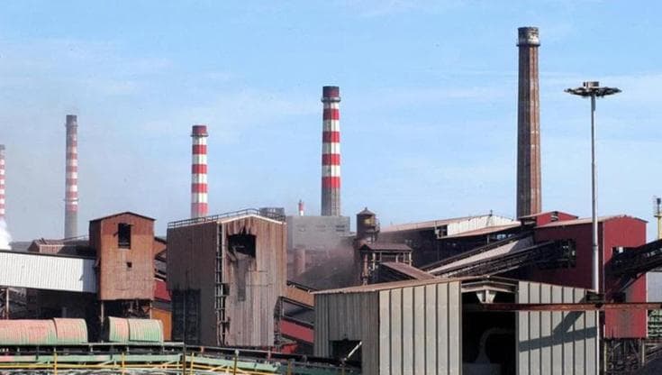 Immagine del post 21144 - Bari Ex Ilva, operaio si lancia dall’escavatore per salvarsi da un principio d’incendio: ferito - Bari
