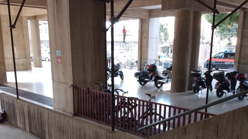 Immagine del post 10264 - Bari Lecce, operai al lavoro su facciata del tribunale senza protezioni: il presidente blocca i lavori - Bari