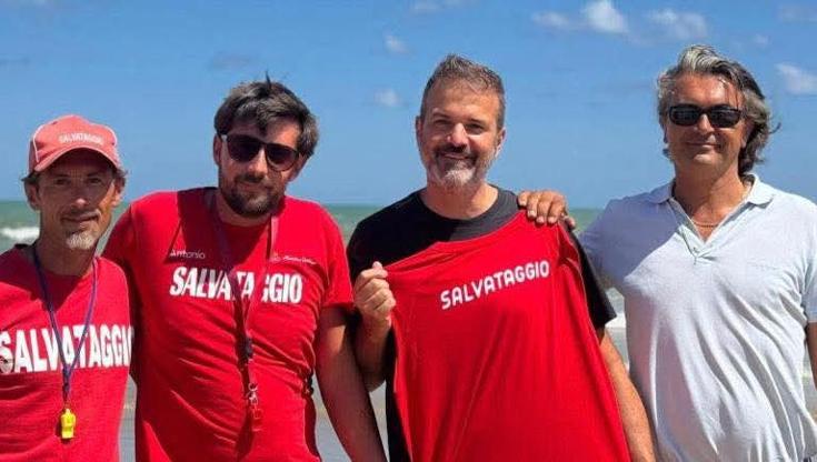 Stramaccioni salva due ragazze che stavano annegando nel mare del Gargano: “Ma non chiamatemi eroe” - Bari