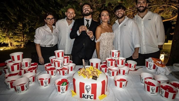 Immagine del post 23433 - Bari Al matrimonio a mezzanotte arriva il pollo fritto Kfc: “Il nostro comfort food” - Bari