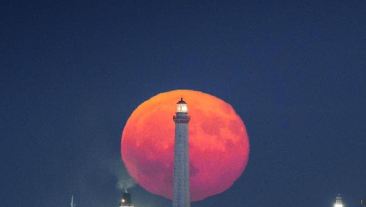 Luna del Cervo a Bari dietro il faro di San Cataldo: l’incanto nella foto di Pasquale Cassano - Bari