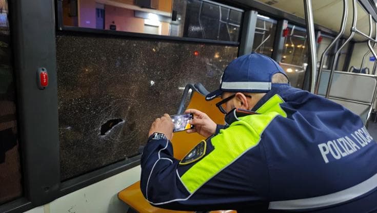 Immagine del post 13345 - Bari Halloween, vandali contro i bus a Bari: un sasso sfonda il parabrezza e sfiora una bambina - Bari