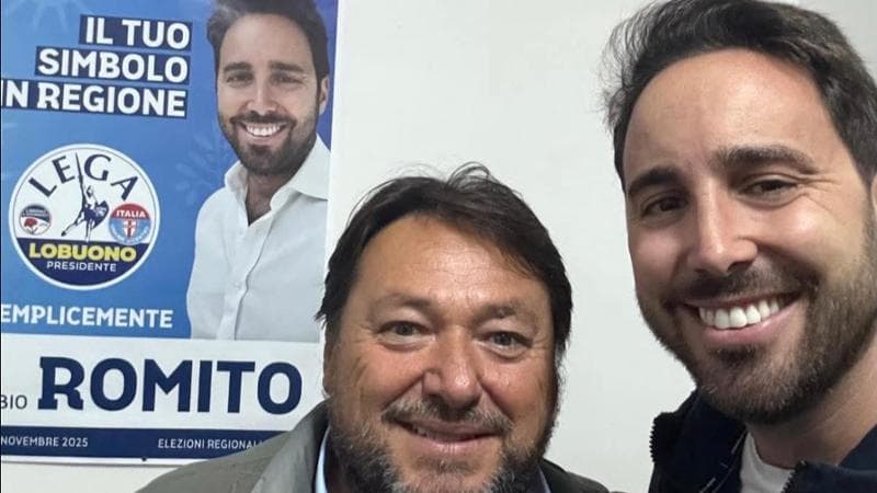 Immagine del post 13331 - Bari Candidato della Lega in posa con un sosia di Sigfrido Ranucci: “Anche lui vota per noi”. E’ polemica - Bari