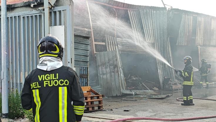Bari, incendiato rimessaggio a San Giorgio: distrutti quattro box. All’interno auto e barche - Bari