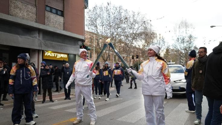 Milano-Cortina 2026, la fiamma olimpica attraversa Bari: festa di sport sul lungomare - Bari