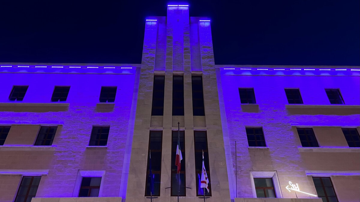 Immagine del post 1218 - Bari Giornata Mondiale per ricordare le vittime delle guerre: la facciata della Regione Puglia s'illumina di blu - Bari