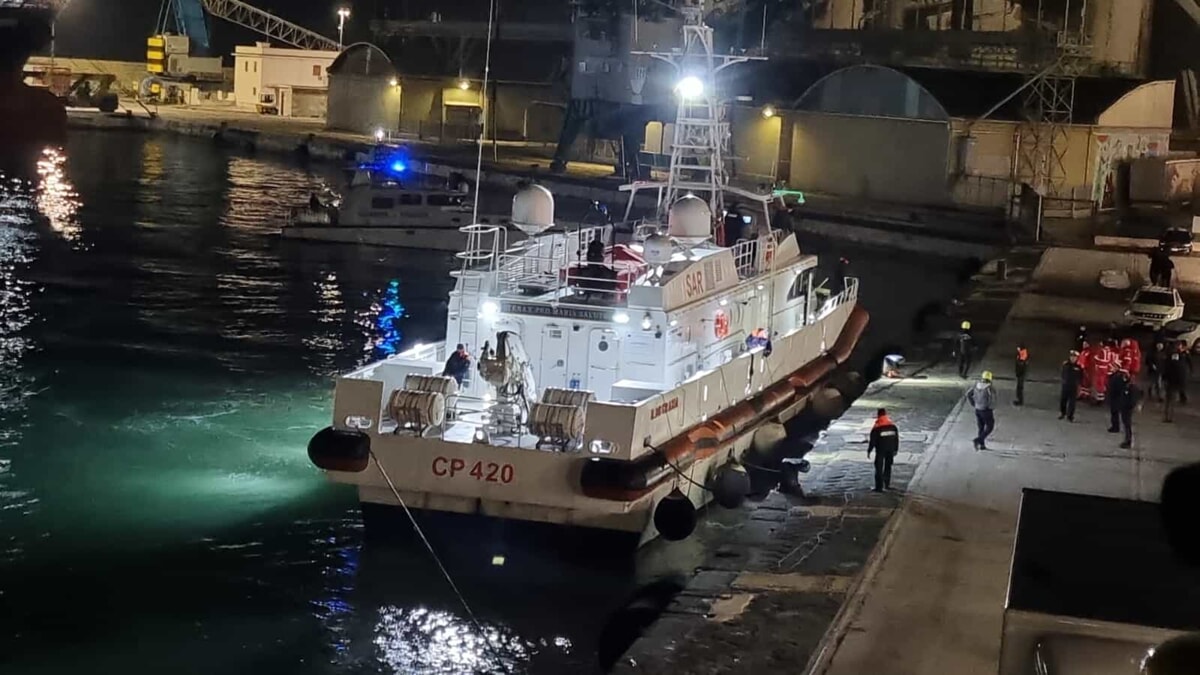 Immagine del post 1220 - Bari Trasferiti dall'Albania all'Italia: la nave con 43 migranti a bordo giunta nel porto di Bari - Bari