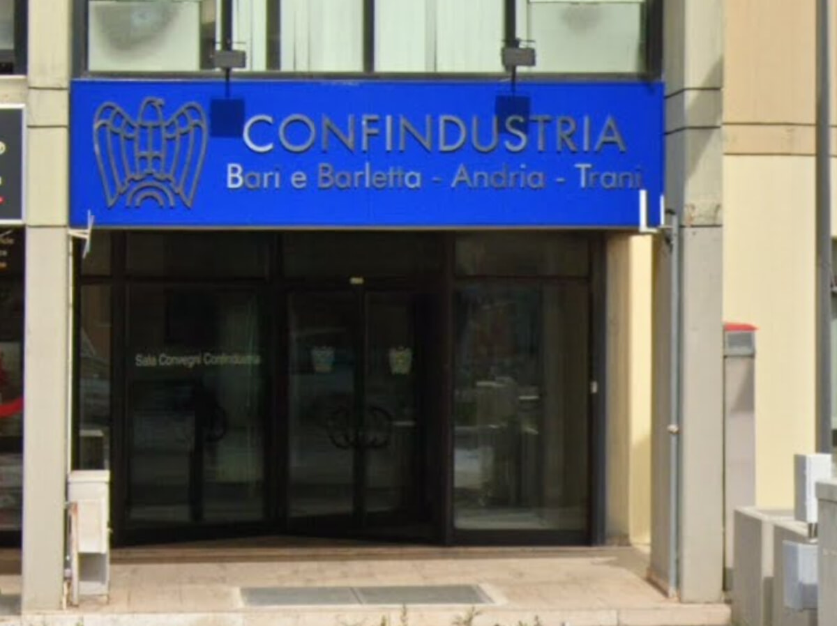Immagine del post 2984 - Bari Vandali davanti alla sede di Confindustria Bari-Bat: imbrattato marciapiede d'ingresso - Bari