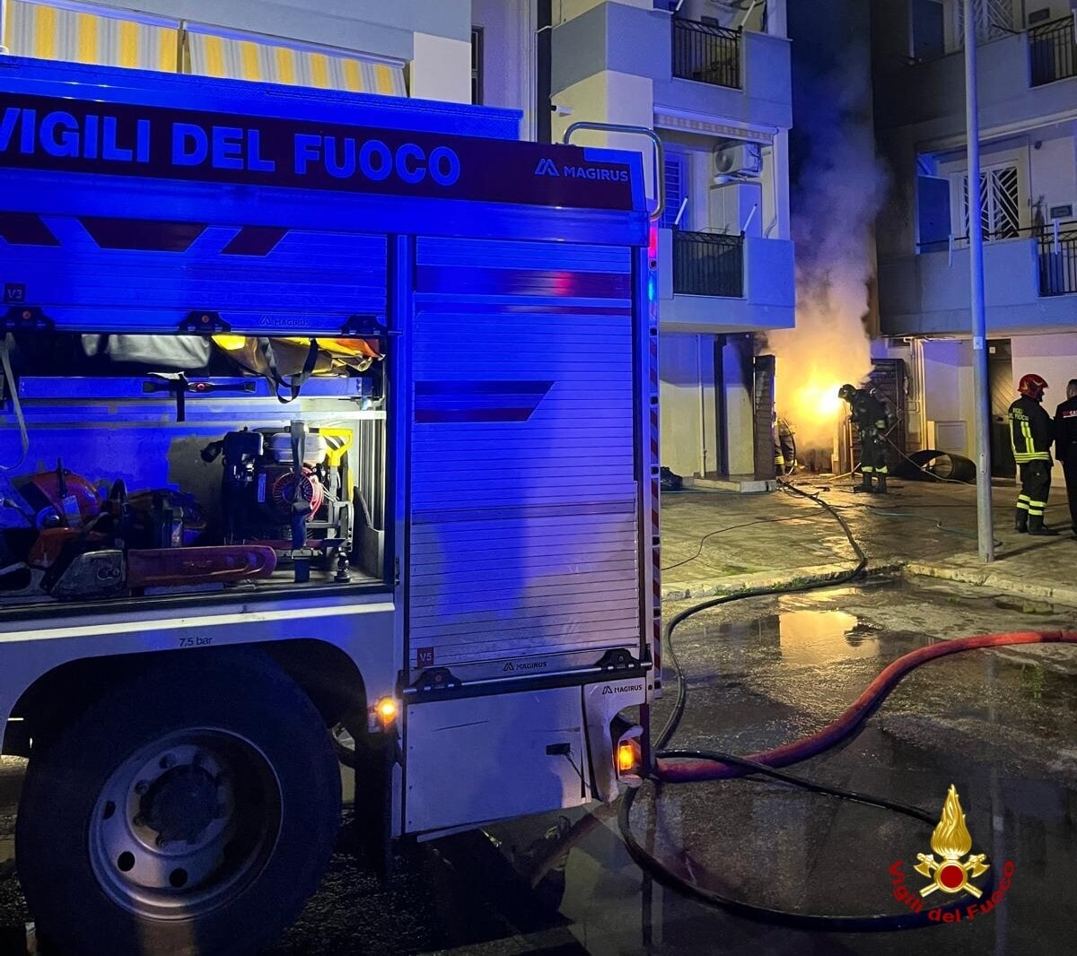 Incendio in un palazzo a Grumo Appula: fiamme all'interno di un deposito - Bari