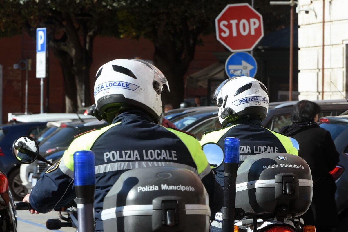Immagine del post 2993 - Bari Inseguimento per le vie del centro di Bari: bloccato dalla Locale, si scaglia contro gli agenti - Bari