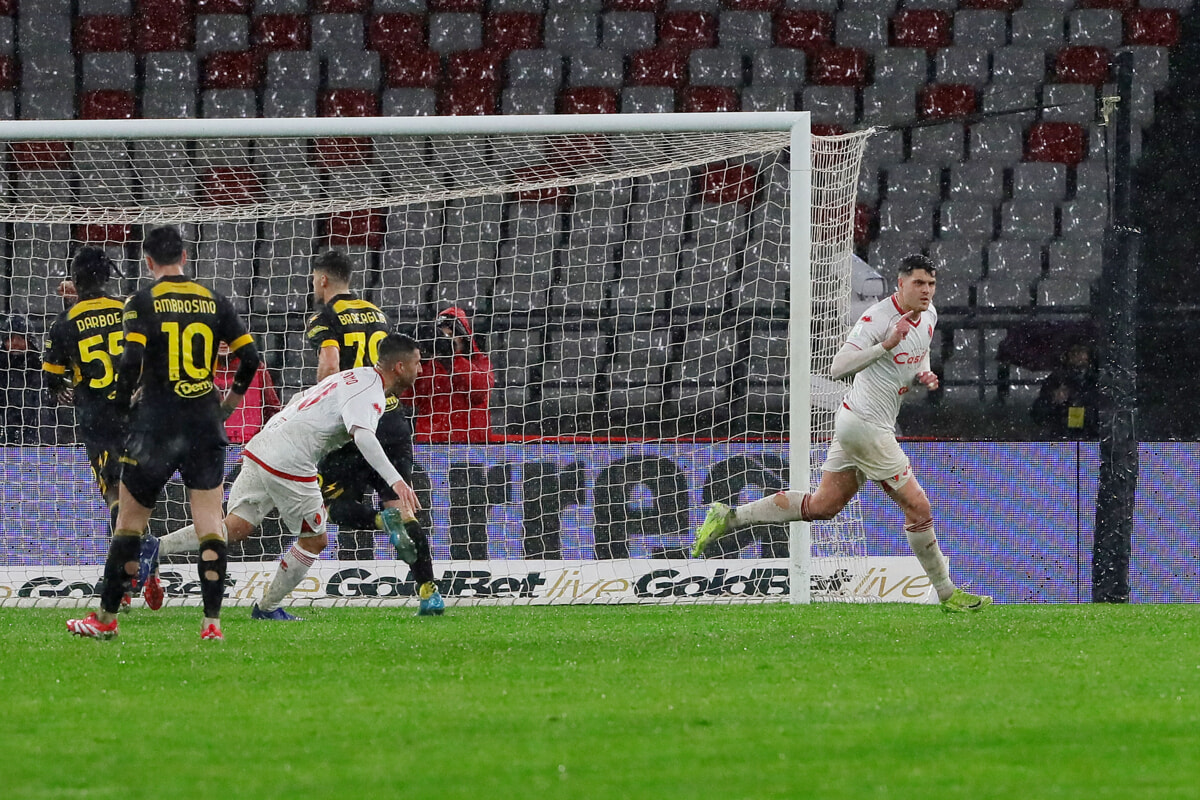 Immagine del post 1253 - Bari Bari-Frosinone 2-1: biancorossi vittoriosi sotto il diluvio del San Nicola - Bari
