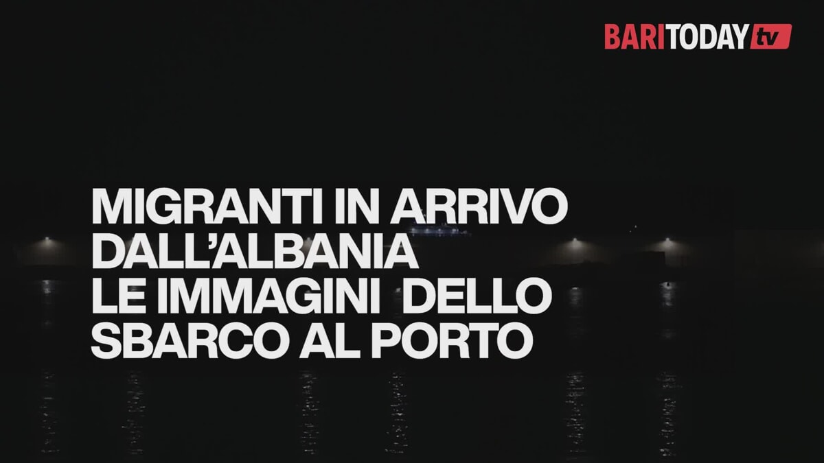 Migranti dall'Albania sbarcano al porto di Bari: le immagini dell'operazione e il presidio Arci sulla banchina - Bari