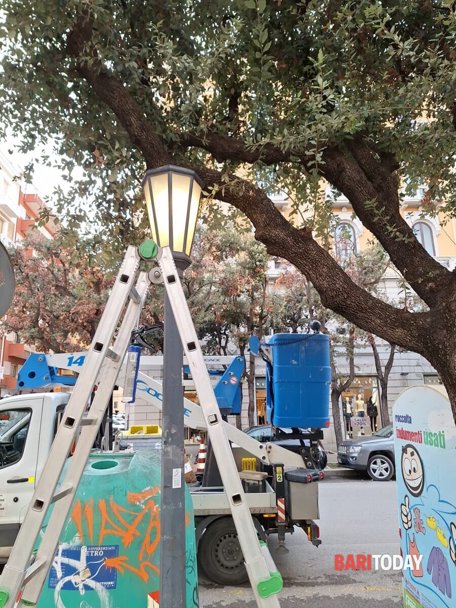 Immagine del post 1228 - Bari Spenti o malfunzionanti, i lampioni di corso Cavour tornano a splendere: lampadine in sostituzione - Bari