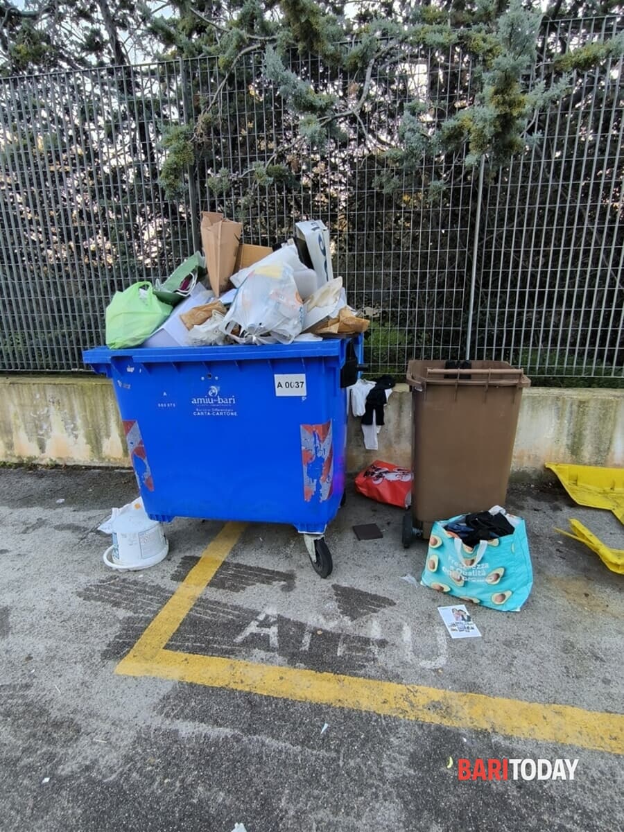 "Inciviltà" in via Bissolati - Bari
