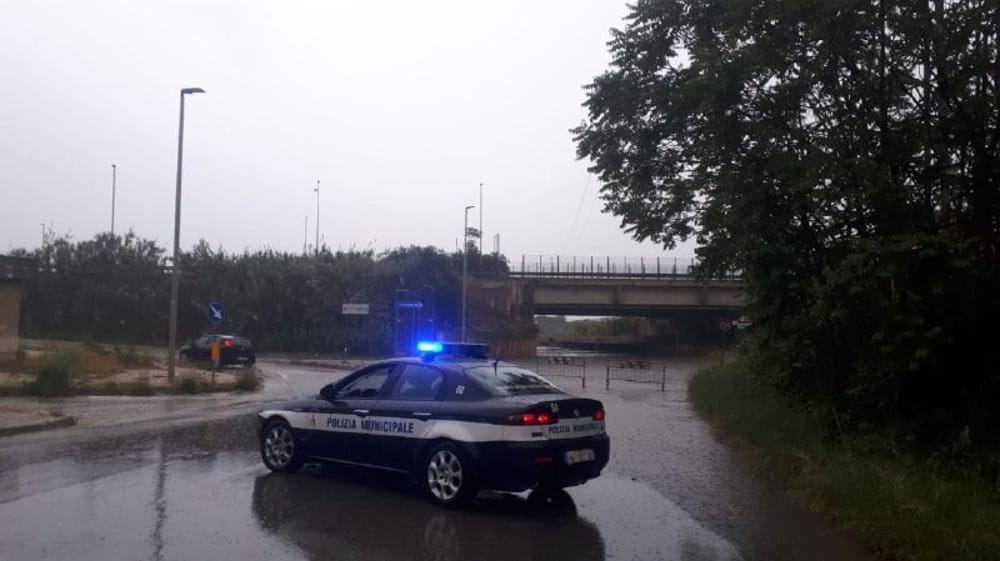 Forte pioggia su Bari, disagi sulle strade e due incidenti in Tangenziale. Per lunedì nuova allerta meteo - Bari