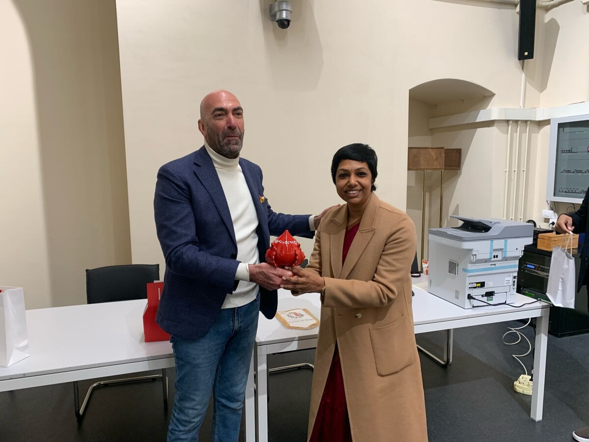 Immagine del post 3034 - Bari Il Campo consolare d'India a Palazzo di Città: "Servizi per i cittadini senza recarsi in Ambasciata a Roma" - Bari