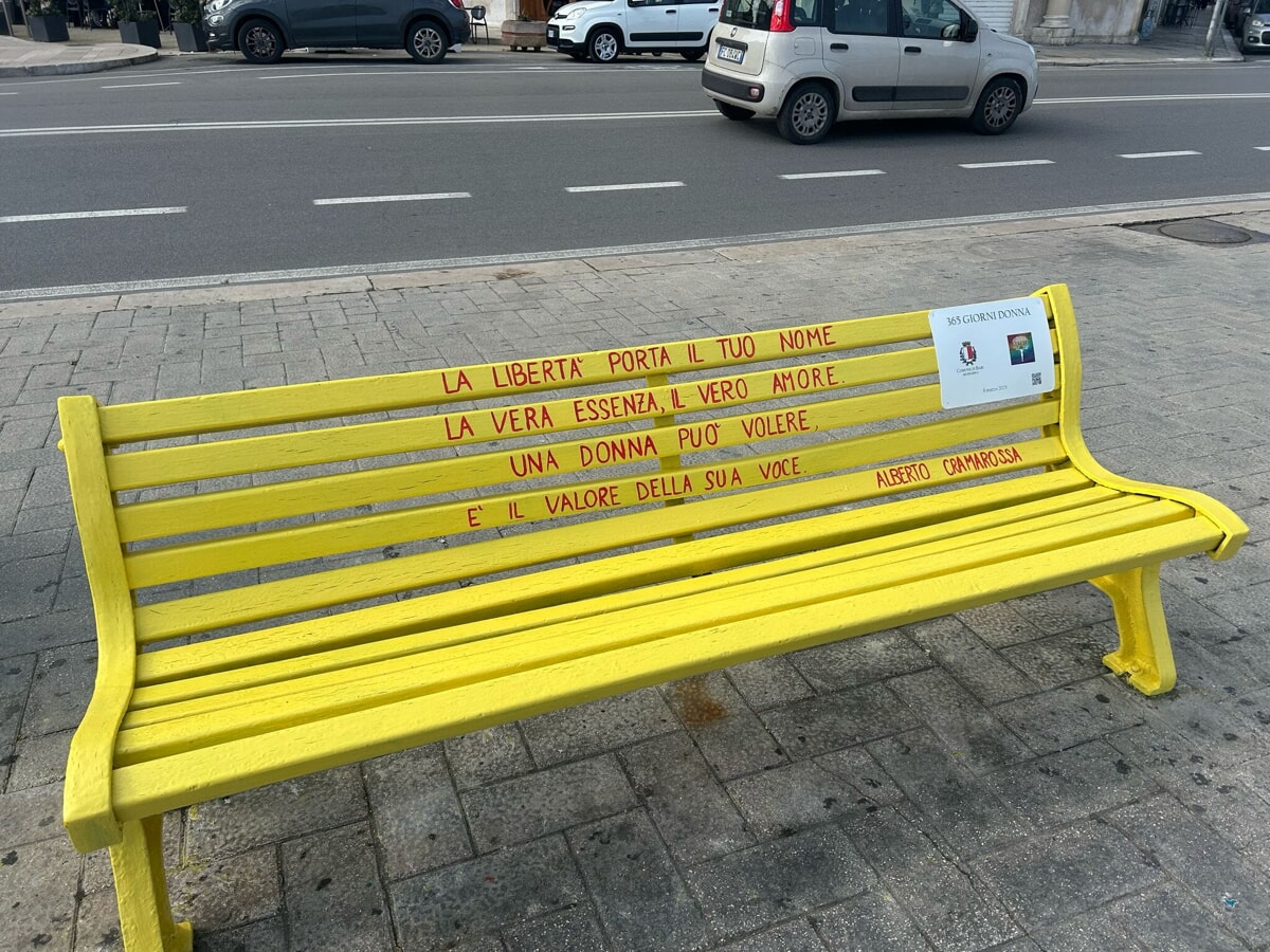 Immagine del post 3025 - Bari Una panchina gialla per ricordare la resistenza delle donne: l'opera sul lungomare di Bari - Bari