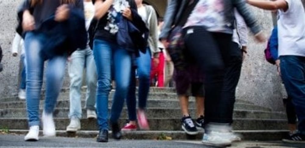 Violenza sessuale su una compagna a scuola: abusi durante l'ora di educazione fisica, neo 18enne a processo - Bari