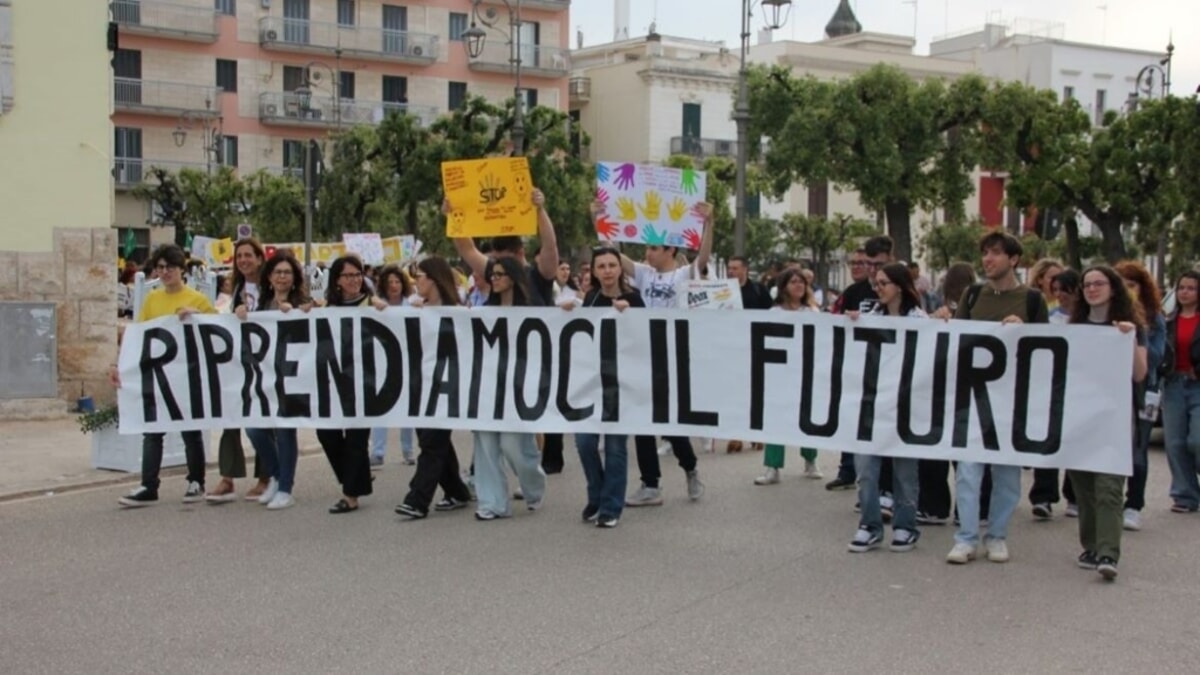 Immagine del post 3093 - Bari Riprendiamoci il poliambulatorio! Sit- in di protesta organizzato da riprendiamoci il futuro - Bari