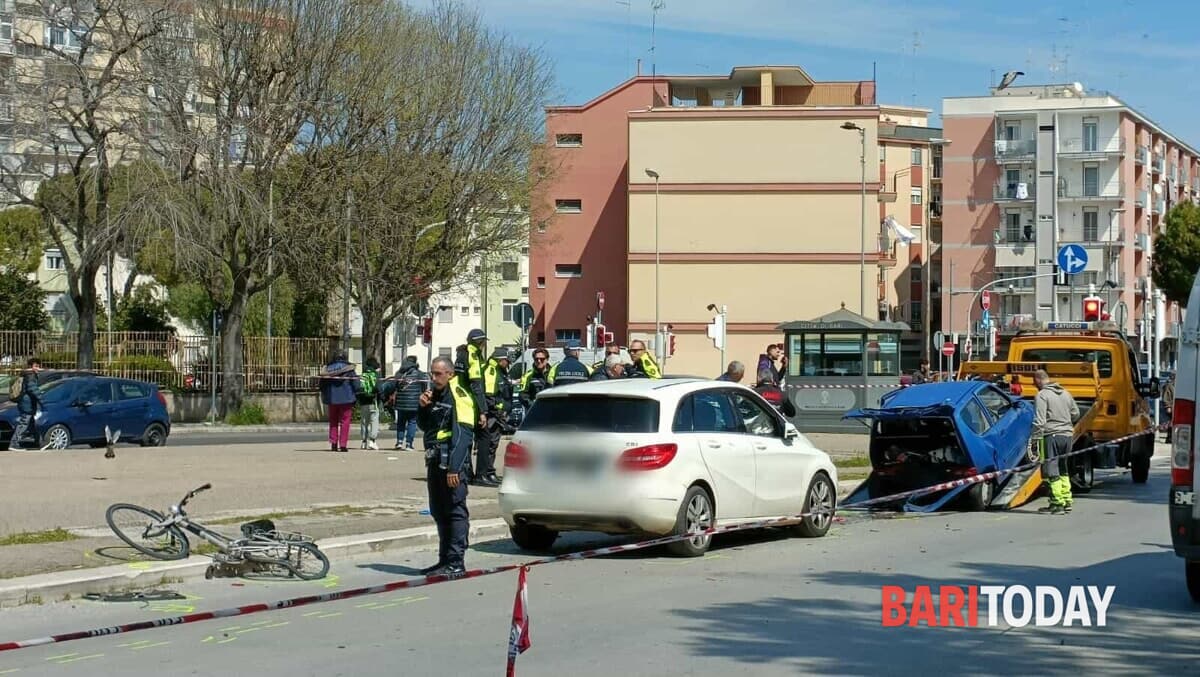 Incidente in via Omodeo a Bari: tamponamento a catena tra 5 auto, coinvolte anche moto e bici - Bari