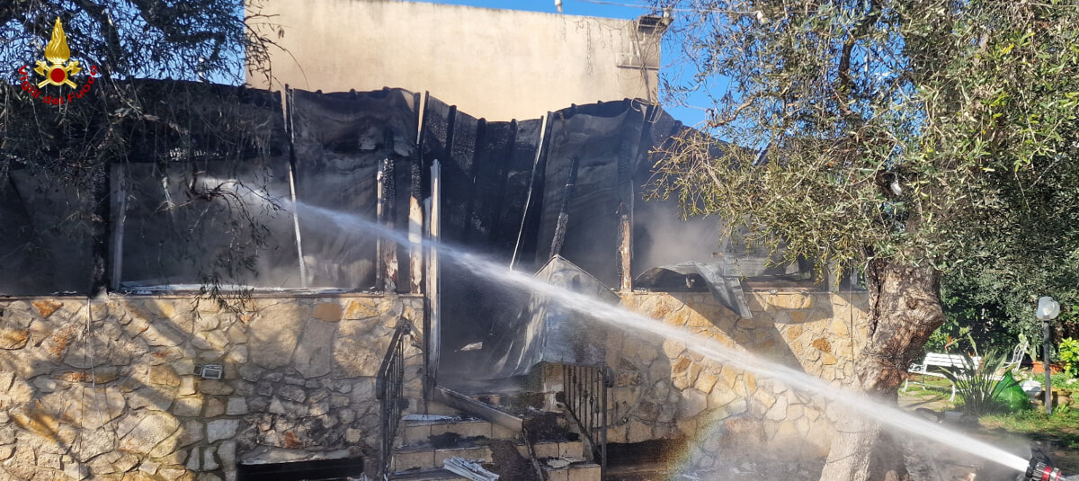 Incendio in un casolare a Capurso, le fiamme distruggono la costruzione - Bari