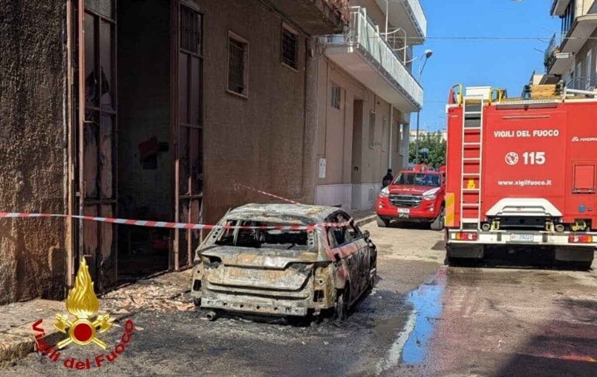 In fiamme un'auto parcheggiata in centro: momenti di paura a Conversano - Bari