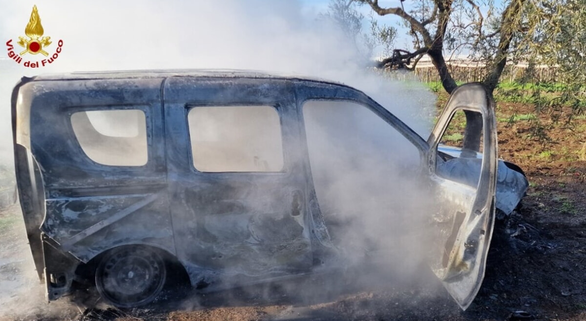 Immagine del post 1351 - Bari Auto abbandonata e incendiata nelle campagne di Triggiano: rogo domato dai vigili del fuoco - Bari