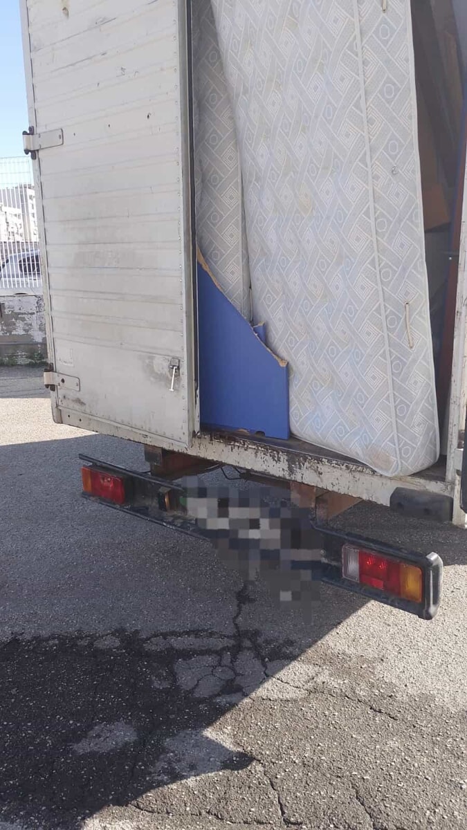 Immagine del post 1327 - Bari Abbandonano rifiuti speciali ritirati dopo un trasloco: denunciate tre persone, sanzionata la ditta - Bari