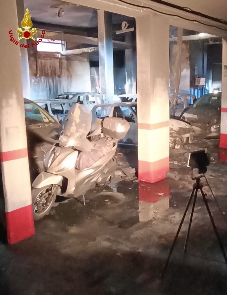 Immagine del post 1334 - Bari Incendio nella notte in un'autorimessa a Carbonara: fiamme domate dai vigili del fuoco - Bari