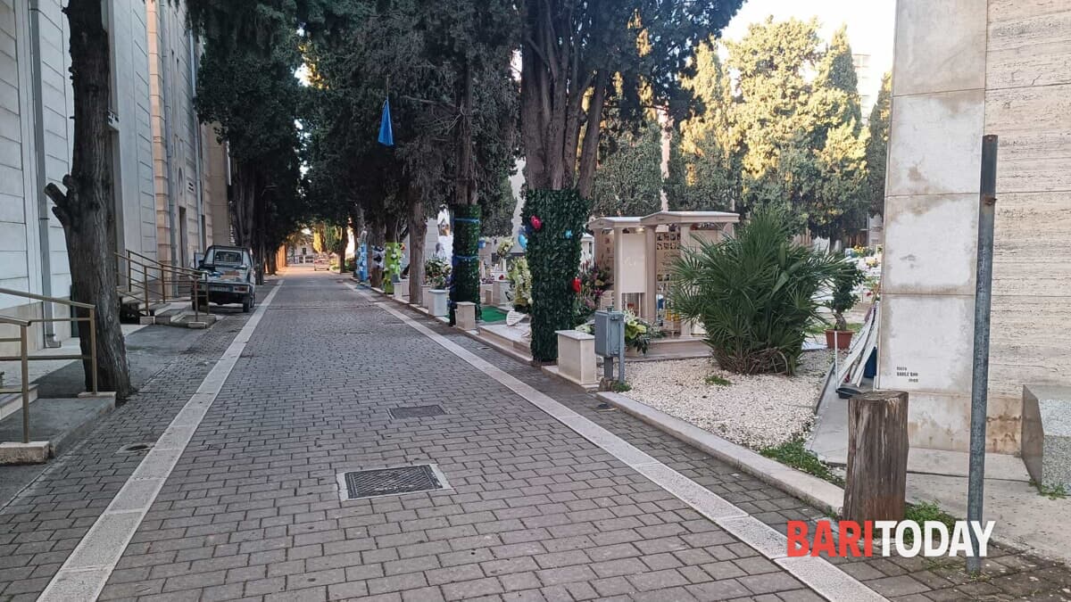 Malore fra i viali del cimitero, cade e urta la testa: morto 56enne a Bari - Bari