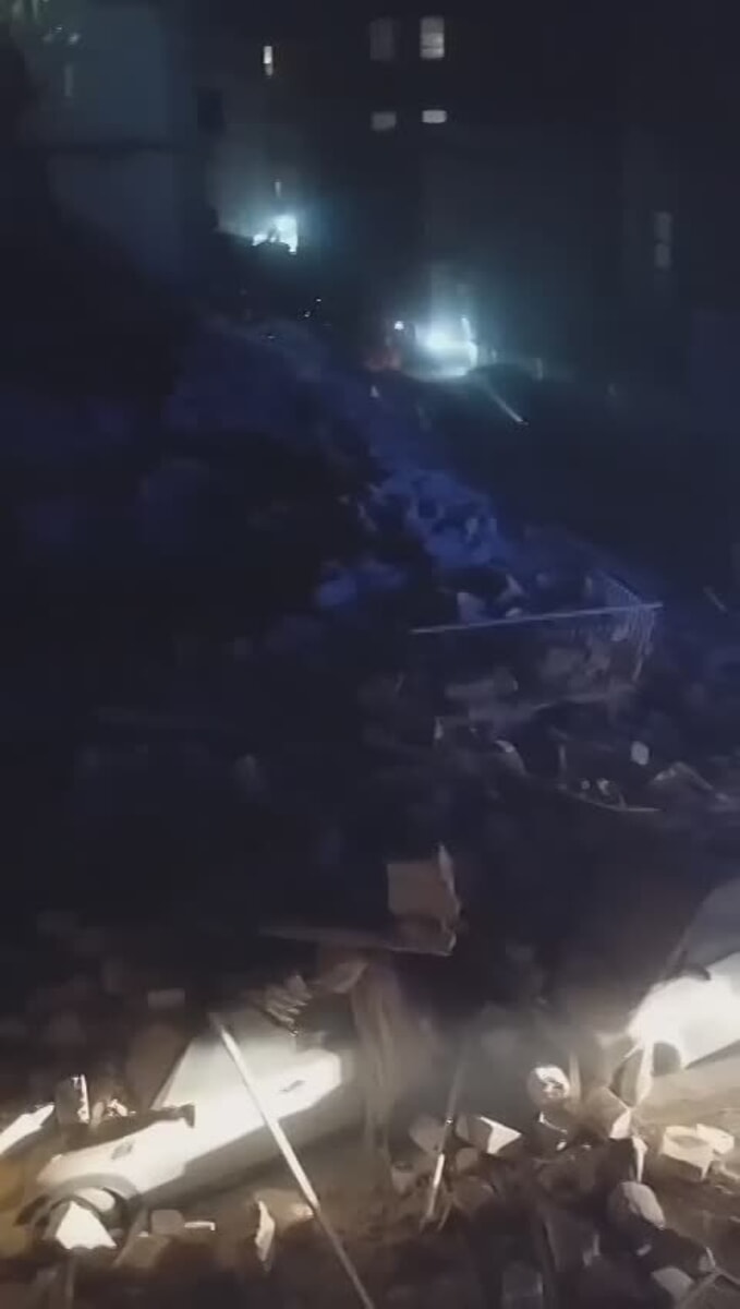 Immagine del post 3289 - Bari Il buio, la strada invasa dalle macerie: le immagini di via De Amicis subito dopo il crollo della palazzina - Bari