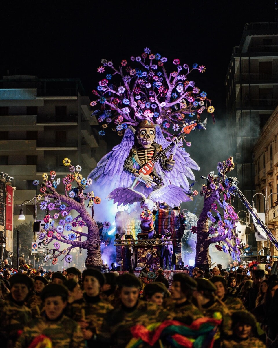Immagine del post 3226 - Bari A Putignano si conclude l'edizione 2025 del Carnevale: primo posto per il carro 'Fiori nei cannoni' - Bari