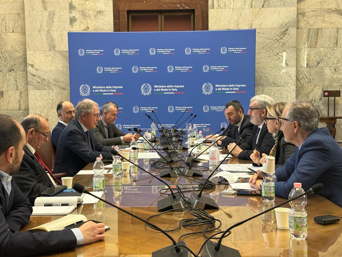 Immagine del post 3279 - Bari Crisi dell'automotive a Bari, Emiliano al ministro Urso: "Valutiamo nuove soluzioni industriali" - Bari