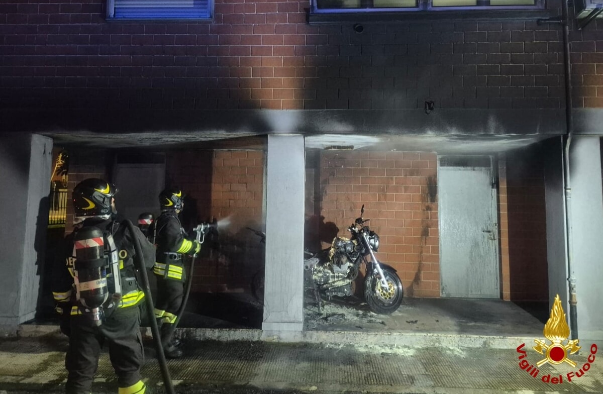 Immagine del post 5240 - Bari Moto parcheggiata prende fuoco nel Barese: vigili del fuoco in azione per domare le fiamme - Bari