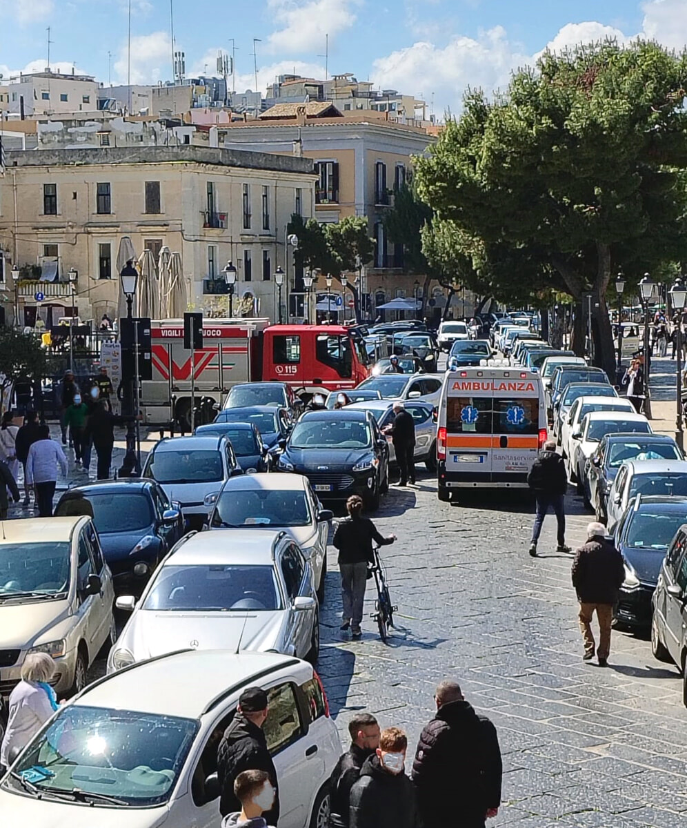 Principio d'incendio a Bari Vecchia: la doppia fila selvaggia ostacola i mezzi di soccorso - Bari