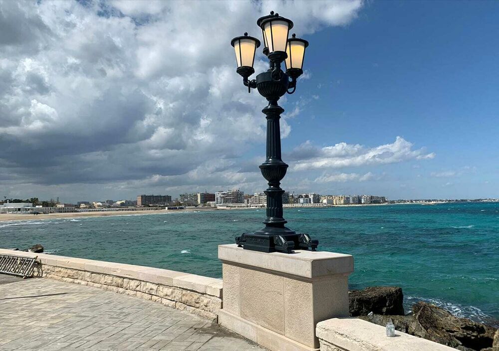 Immagine del post 1484 - Bari Manutenzione dei candelabri storici del lungomare di Bari: consulenza tecnica affidata a due restauratrici - Bari