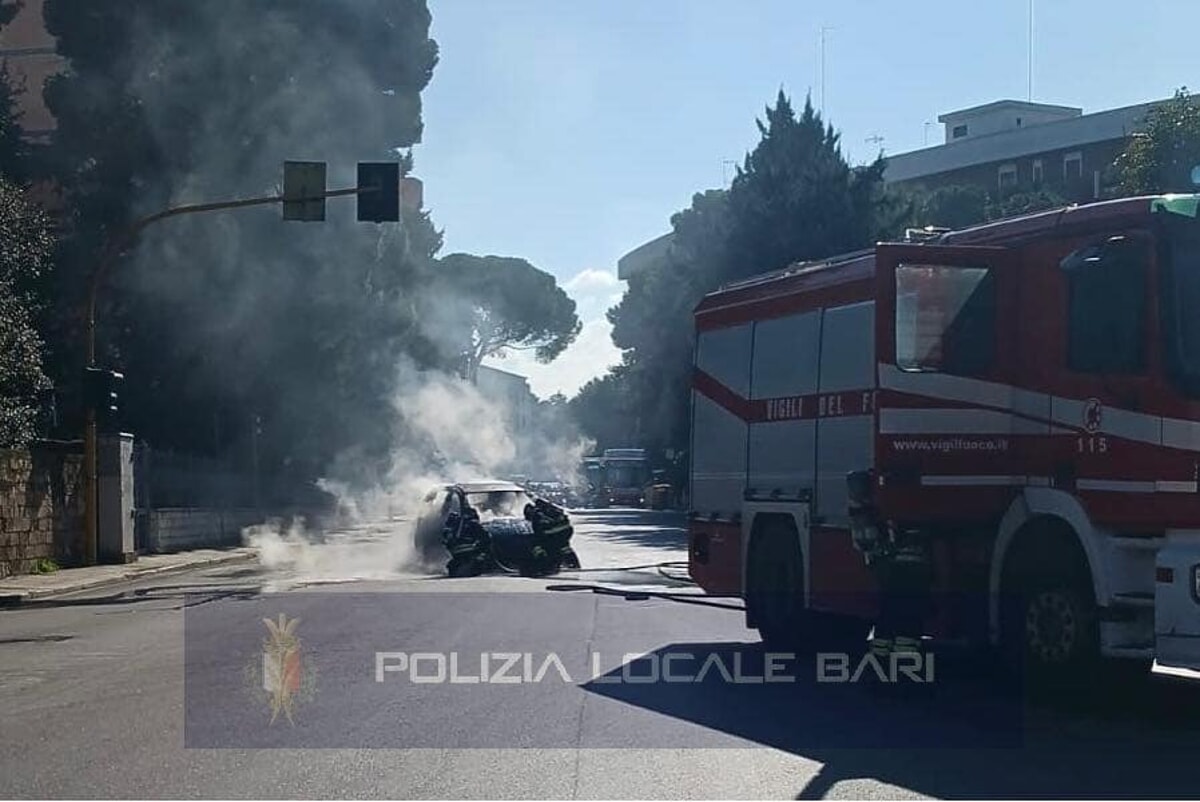 Auto prende fuoco in strada: attimi di paura in via Giulio Petroni - Bari