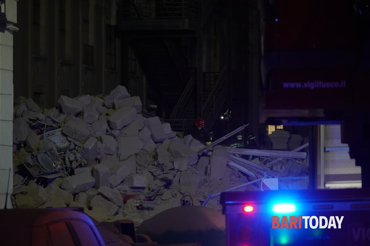 Immagine del post 3294 - Bari Palazzina crollata, ricerche avanti per tutta la notte: si continua a scavare tra le macerie - Bari