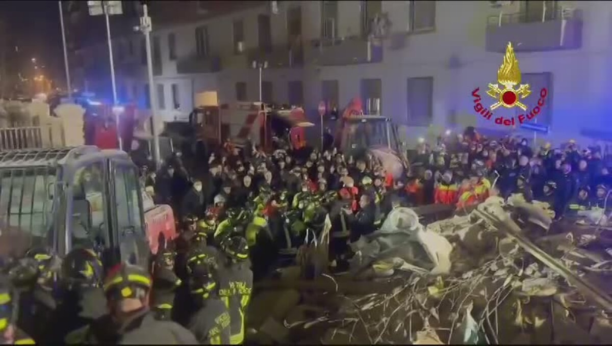 Immagine del post 3365 - Bari Il varco tra le macerie, la 'catena umana' dei vigili del fuoco, gli applausi: le immagini dei momenti in cui Rosalia è stata portata in salvo - Bari