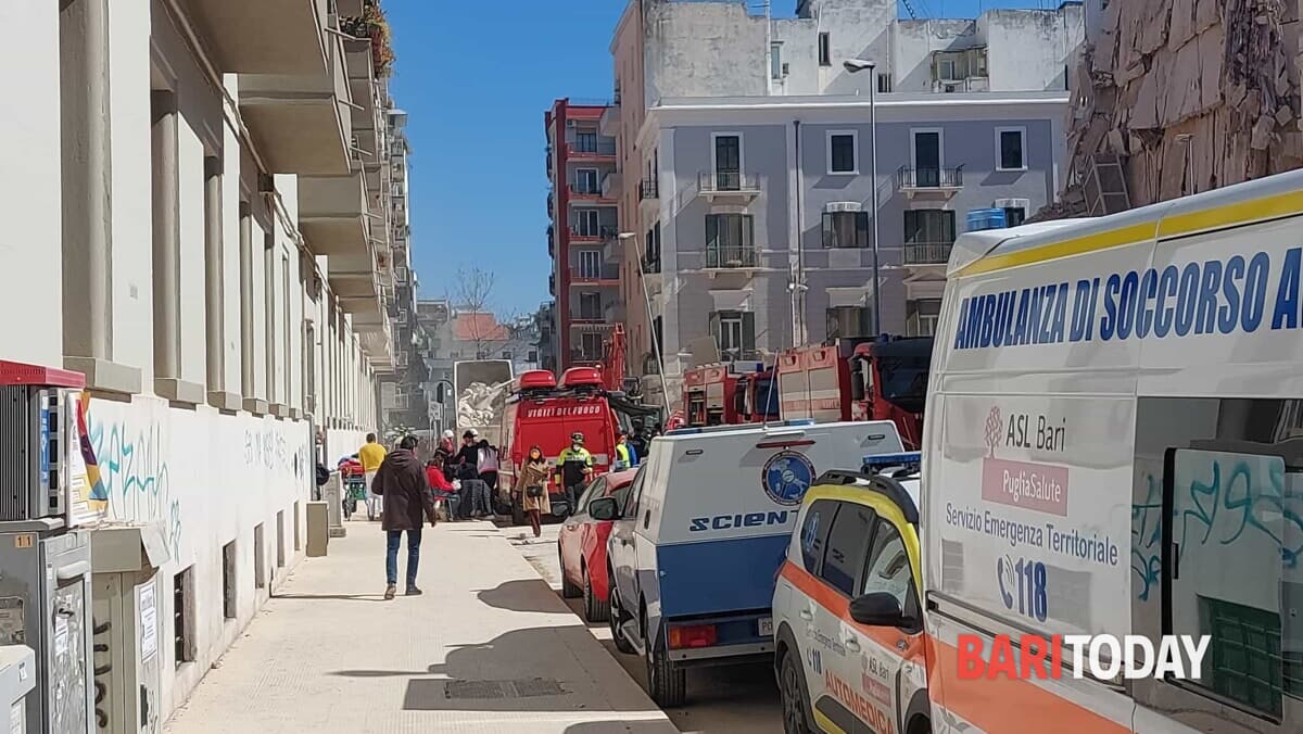 Crollo palazzina in via De Amicis, chiusa al traffico l'area dei soccorsi: "Variati i percorsi dei bus Amtab" - Bari