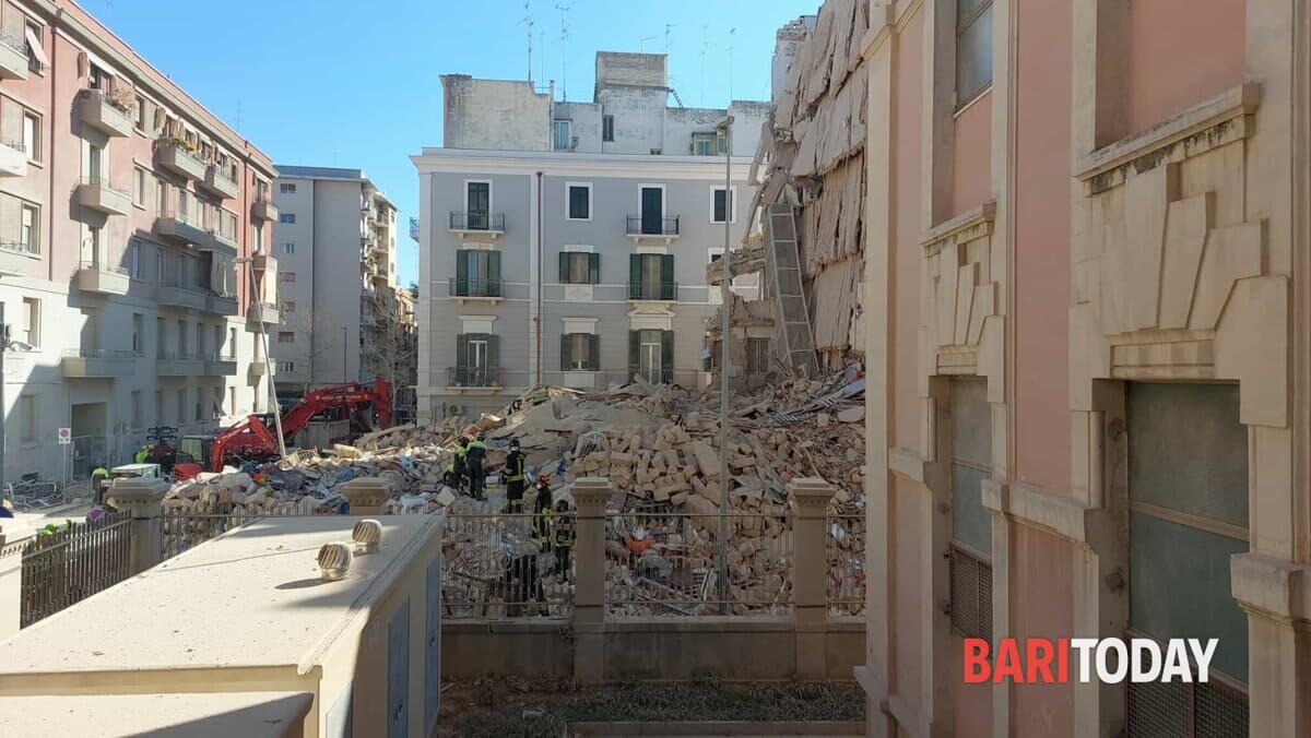 Immagine del post 3324 - Bari Palazzina crollata, il Comune: "Tecnico incaricato dal condominio certificò messa in sicurezza e sgombero a 5 giorni dall'ordinanza" - Bari