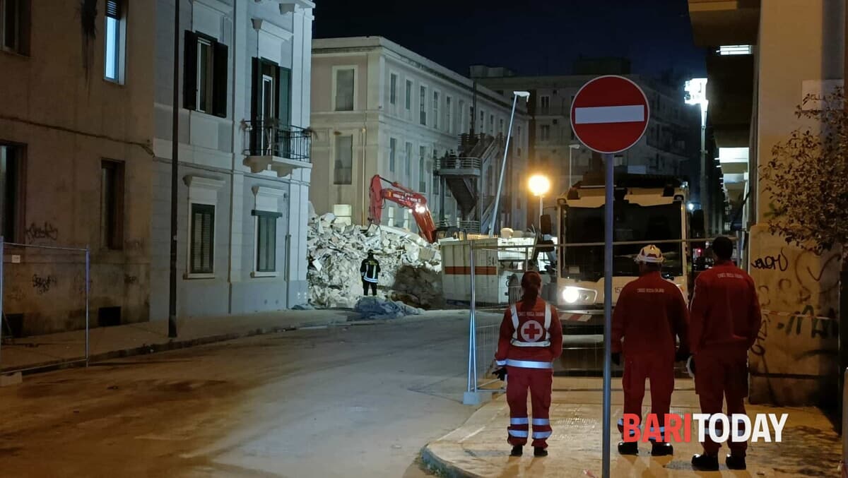 Immagine del post 3359 - Bari Anziana dispersa nel crollo, si scava tra le macerie da 24 ore. Ricerche spostate in altri punti: "Forse ha cercato di fuggire" - Bari