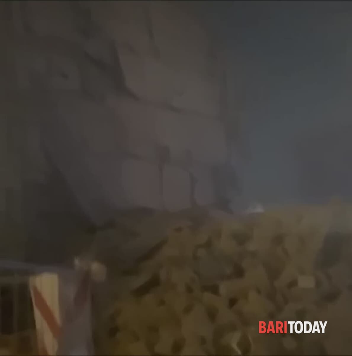 Immagine del post 3291 - Bari Le sirene, la nube di polvere, i vigili del fuoco tra le macerie: le prime immagini dopo il crollo della palazzina in via De Amicis - Bari