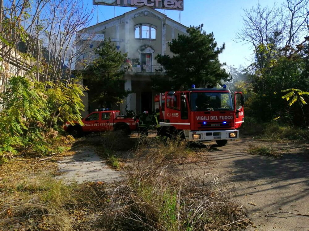 Immagine del post 1561 - Bari Paura sulla Statale 16, si stacca una parte dell'insegna Mecflex: vigili del fuoco in azione - Bari