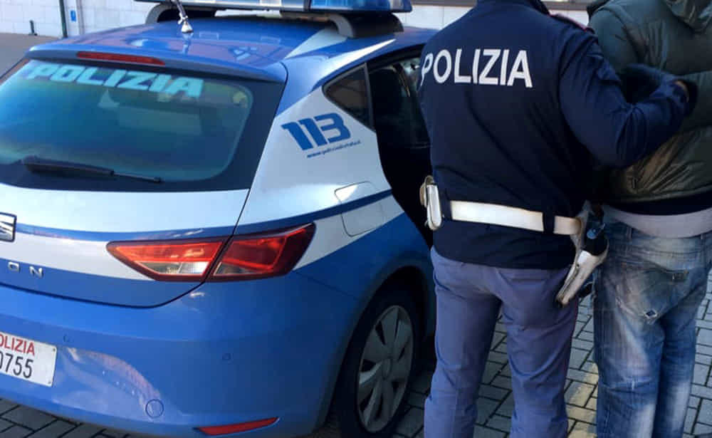 In moto con la droga, fugge all'alt della polizia, cade e travolge una donna: arrestato 29enne - Bari