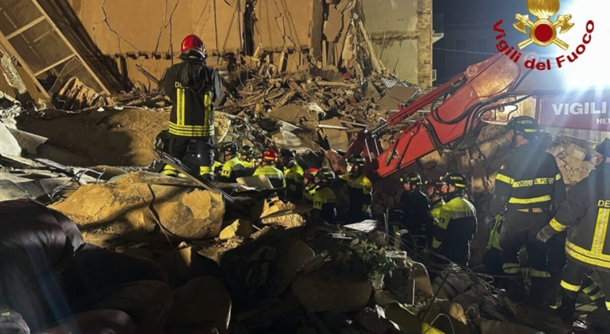 Immagine del post 3432 - Bari Crollo palazzina, la proposta del sindaco Leccese: "Medaglia d'oro ai vigili del fuoco di Bari" - Bari