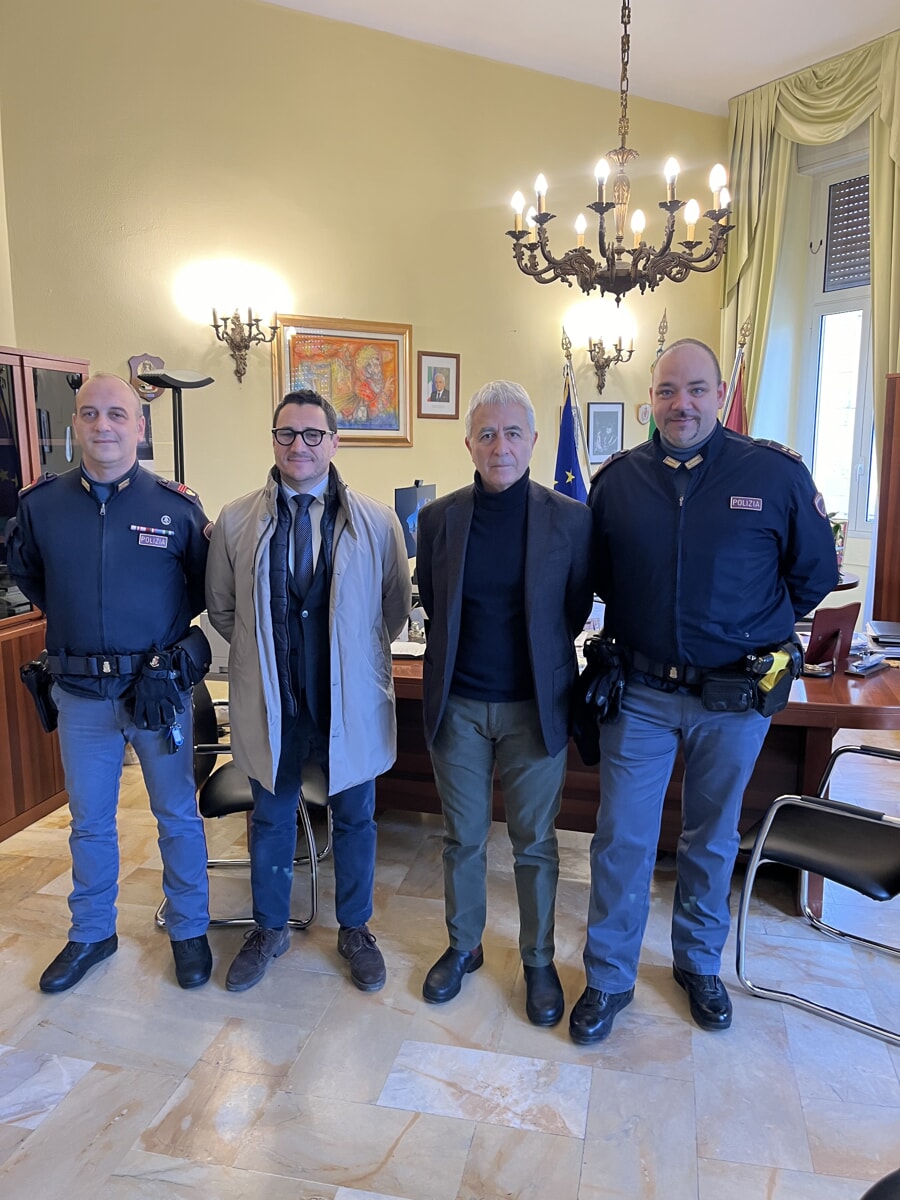 Immagine del post 1615 - Bari Agenti di polizia salvano anziano a Bitonto, ricevuti dal questore di Bari - Bari