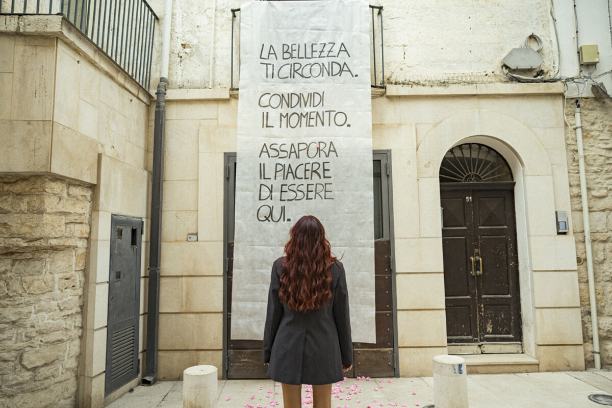 Modugno si risveglia con lenzuoli poetici: parole di bellezza calate dai balconi - Bari
