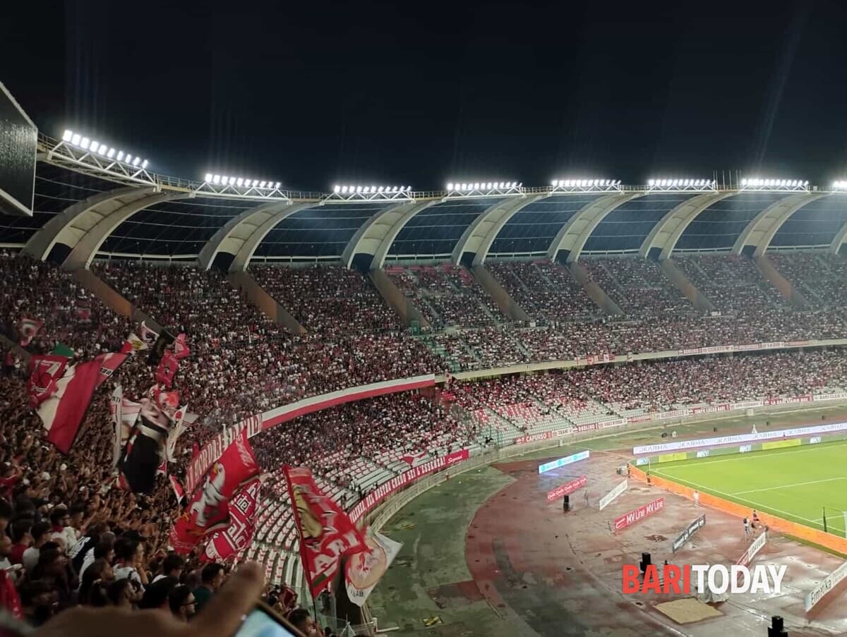 Immagine del post 5413 - Bari Petardi lanciati dagli spalti durante Bari-Juve Stabia: daspo per due tifosi campani - Bari