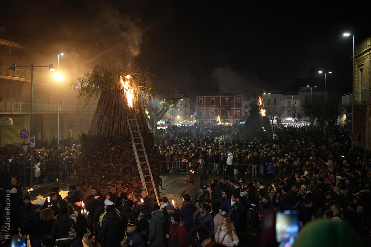 Immagine del post 665 - Bari I maestosi falò de 'La Notte delle Fanove' per 'I Giorni del Fuoco' a Castellana Grotte - Bari